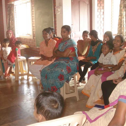 Donne e ragazze che partecipano al progetto sartoriale Bhoomika